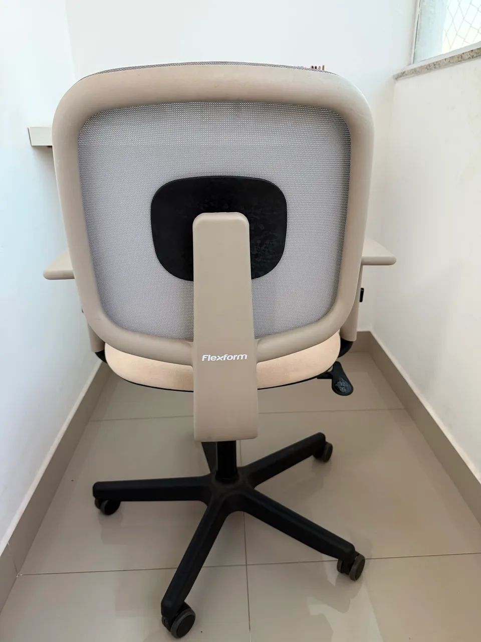 Cadeira de Escritório Flexform Dot Bege Giratória com Braços Regulável  - Foto 3