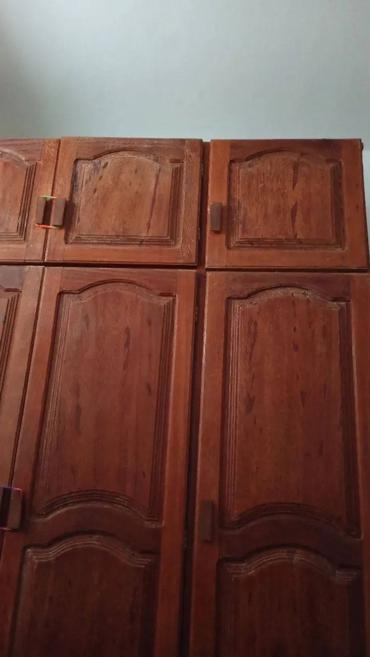 Guarda roupa de madeira pura.em perfeito estado