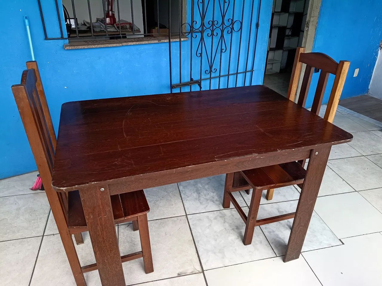 Mesa de angelim com 2 cadeiras