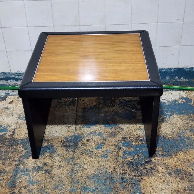 Mesa Baixa de Madeira 61cm x 61cm x 41cm Usada - Foto 2