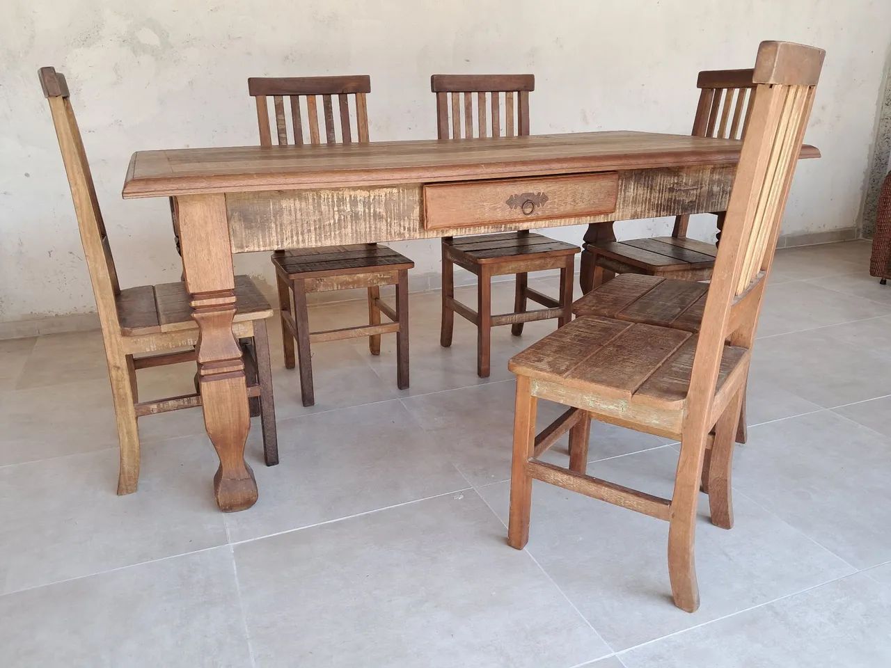 Mesa com 1 gaveta e 6 cadeiras de madeira demolição  - Foto 2