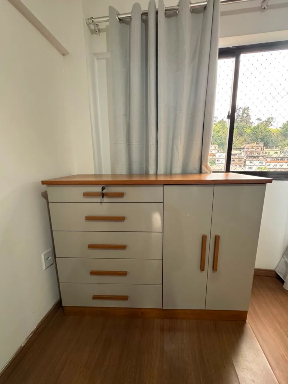 Guarda roupa com espelho + Cômoda - semi novos - Foto 5
