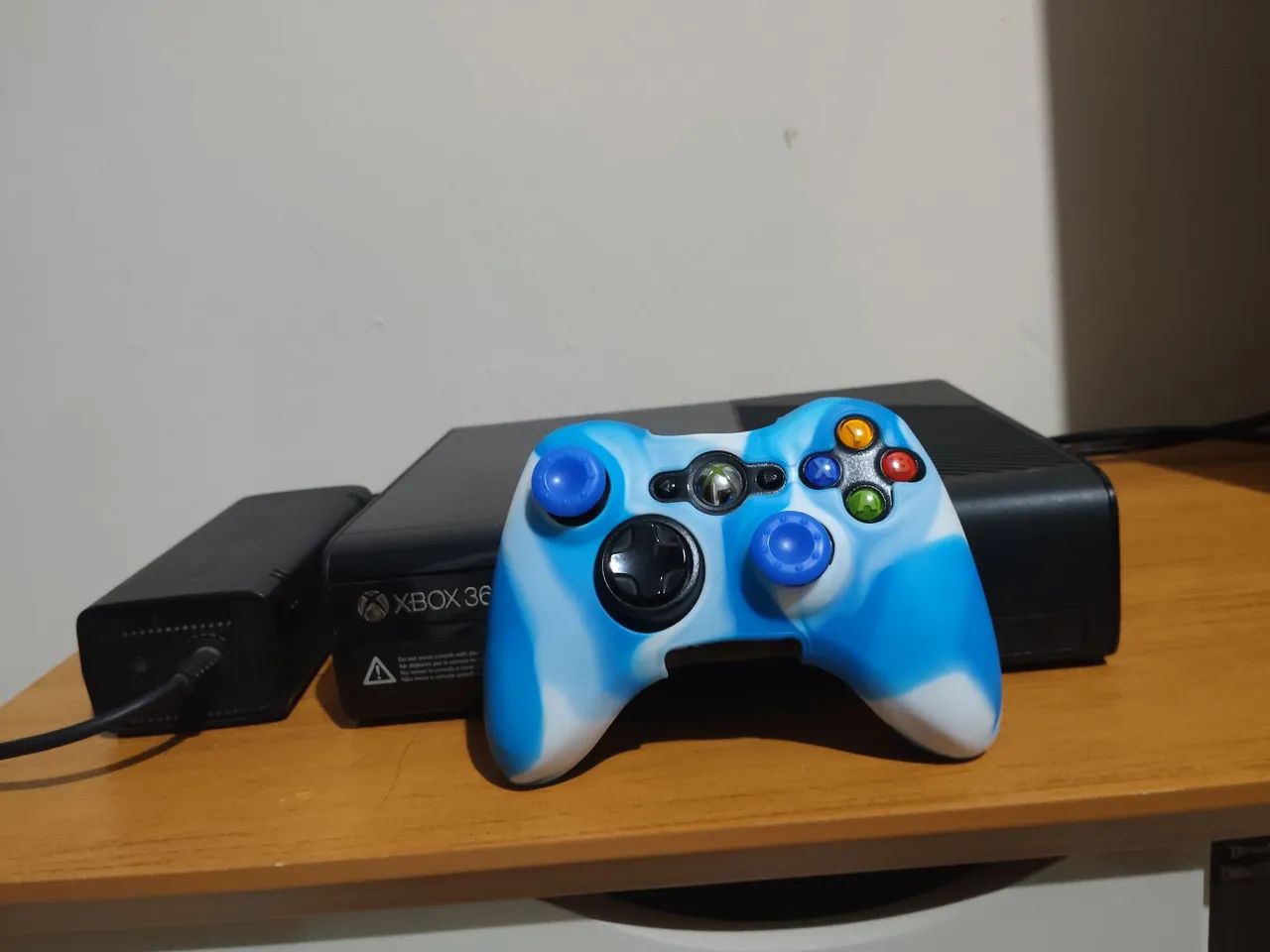 Xbox 360 E com 4 Jogos e Acessórios