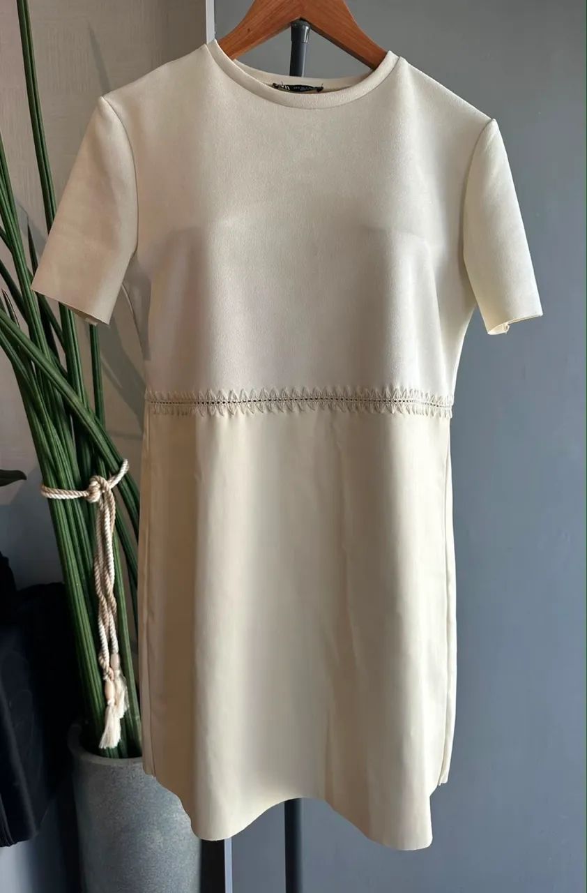Vestido off white em couro, marca Zara, tam M - Foto 3