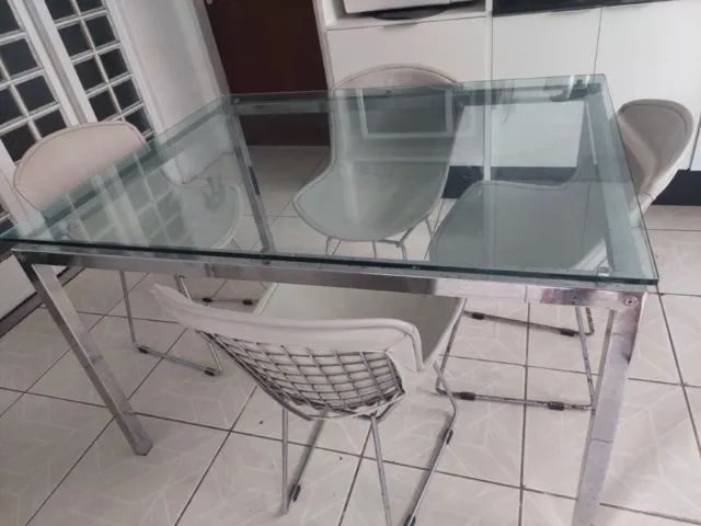 Mesa de vidro com 4 cadeiras
