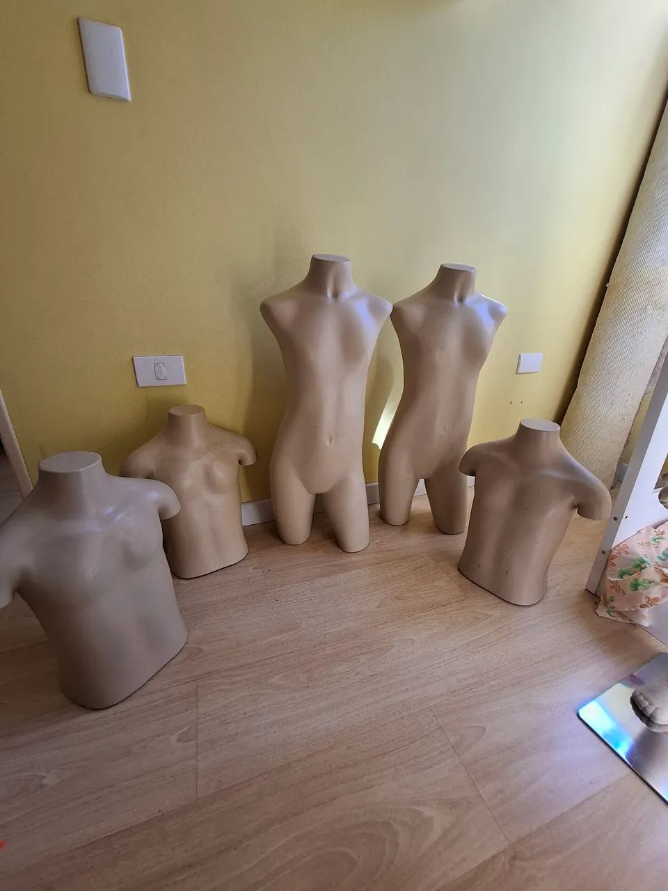 Conjunto com 6 Manequins para Loja/Vitrine - Femininos e masculinos  - Ótimo Preço - Foto 5