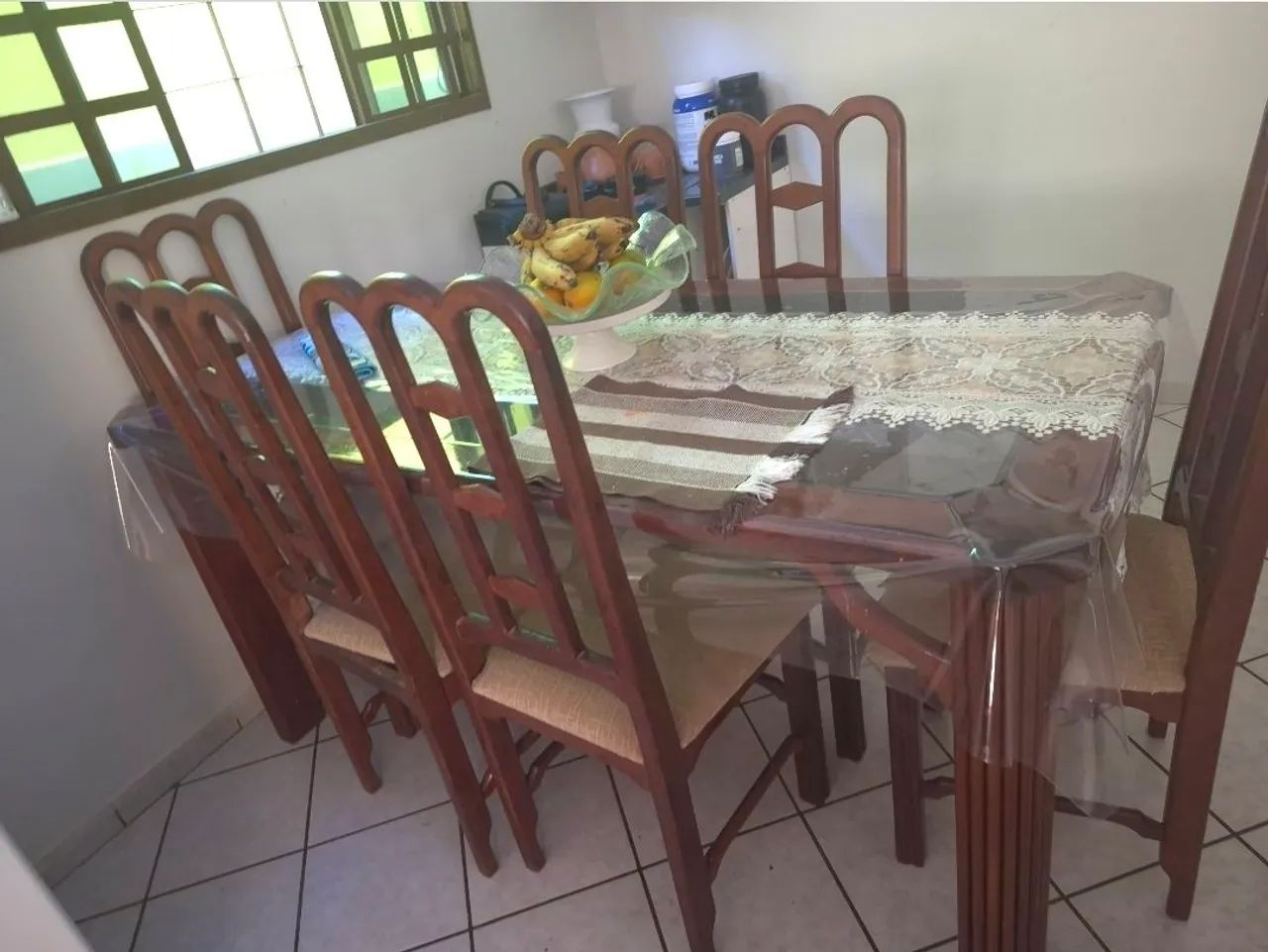 Mesa com 5 cadeiras tanpo de vidro e madeira 