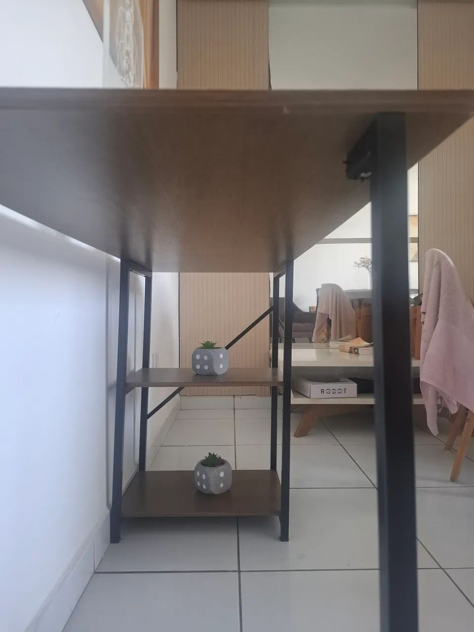 Escrivaninha com prateleiras super conservada - Foto 3