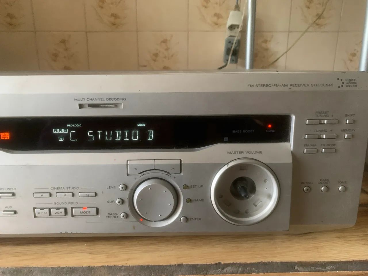 receptor de áudio e vídeo da Sony, com modelos possíveis como o STR-DE545 ou STR-DE445