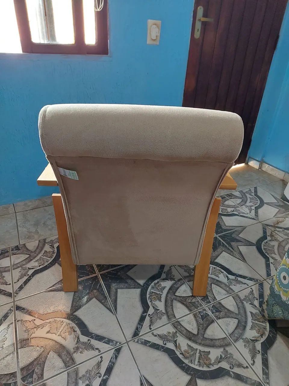 Poltrona de madeira estofada veludo - Foto 3