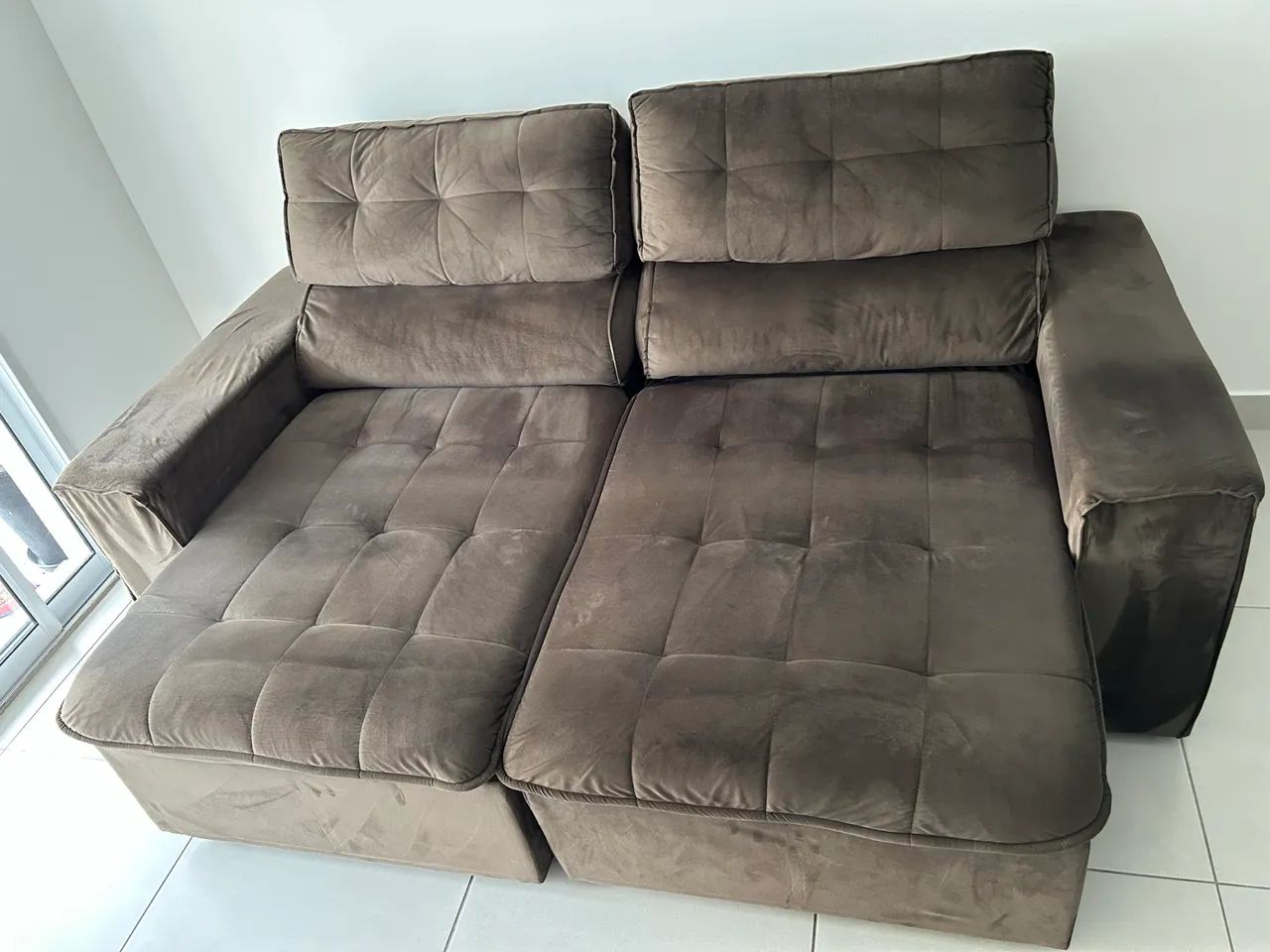 Sofa Suede Marrom Retrátil 3 Lugares  - Foto 4