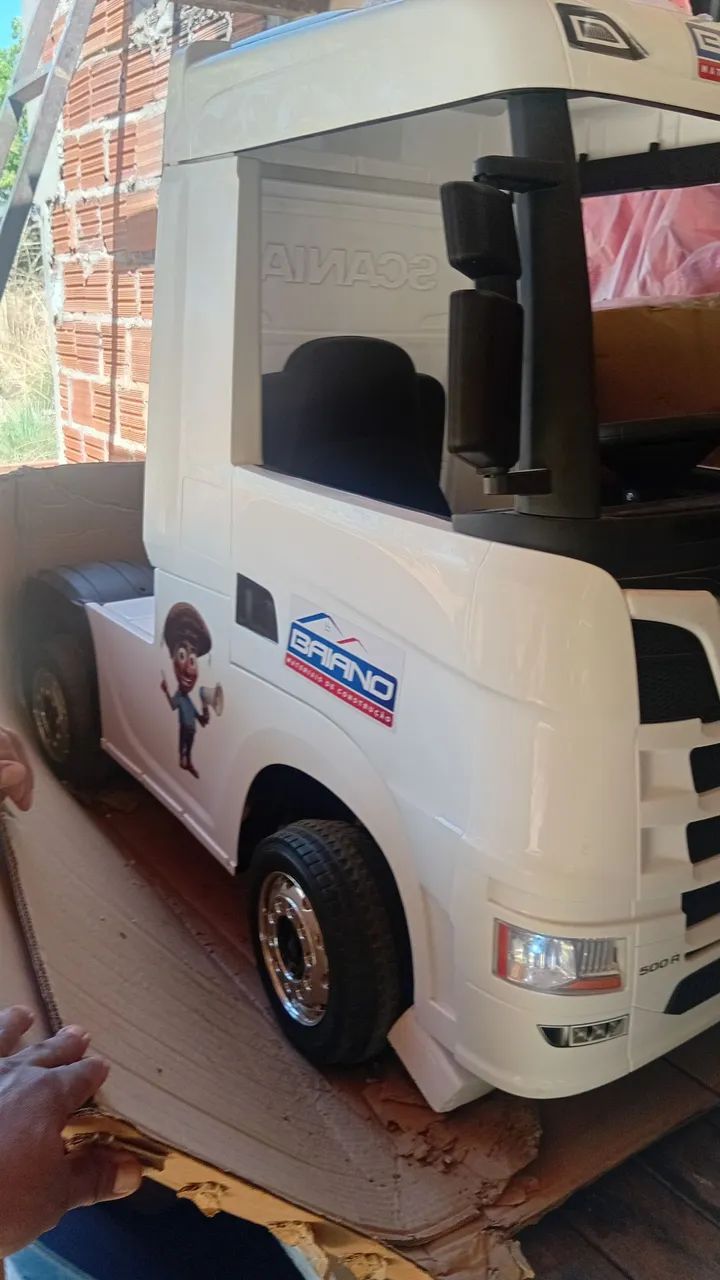Miniatura de caminhão scania, tem partida, anda e Com som. - Foto 2
