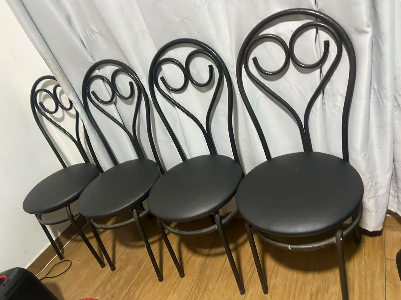 Jogo 4 cadeiras semi novas - Foto 2
