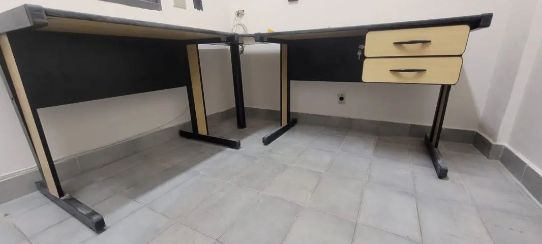 Mesa de Escritório em L Ampla com Gaveteiro e Chave - Excelente Estado! - Foto 2