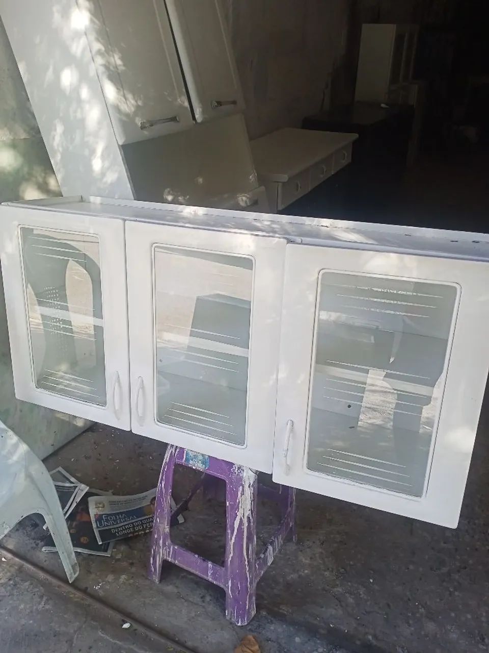 Armário de 3 portas com vidro de aco de cor branca