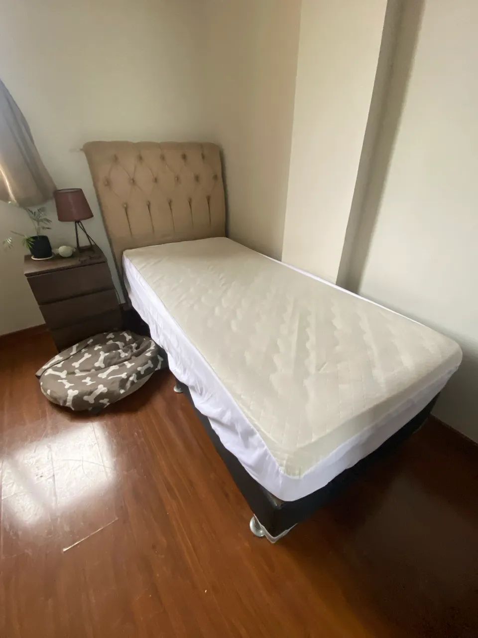 Cama box completa: colchão com protetor e cabeceira 