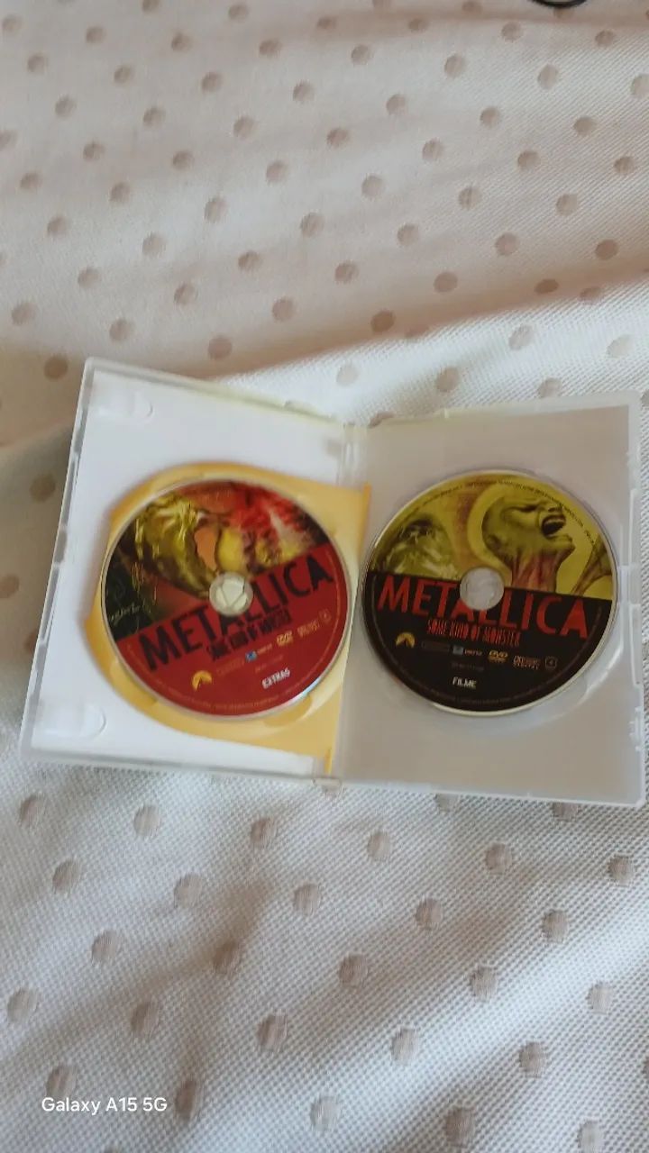DVD Metallica usado, em cima está com a capa quebrada. - Foto 2