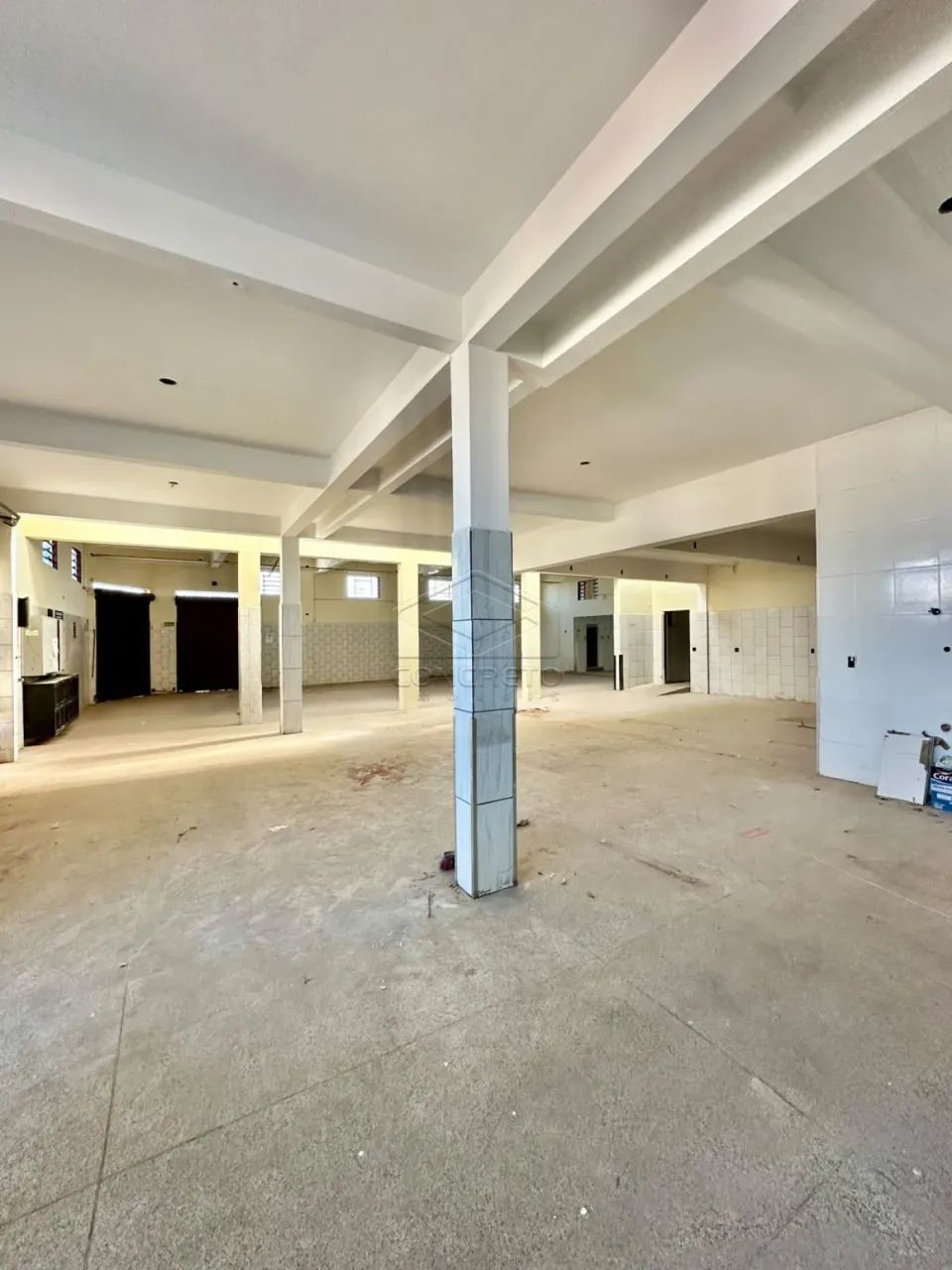 EXCELENTE IMÓVEL COMERCIAL DE ESQUINA COM ESTRUTURA COMPLETA PARA MERCADO - Foto 4