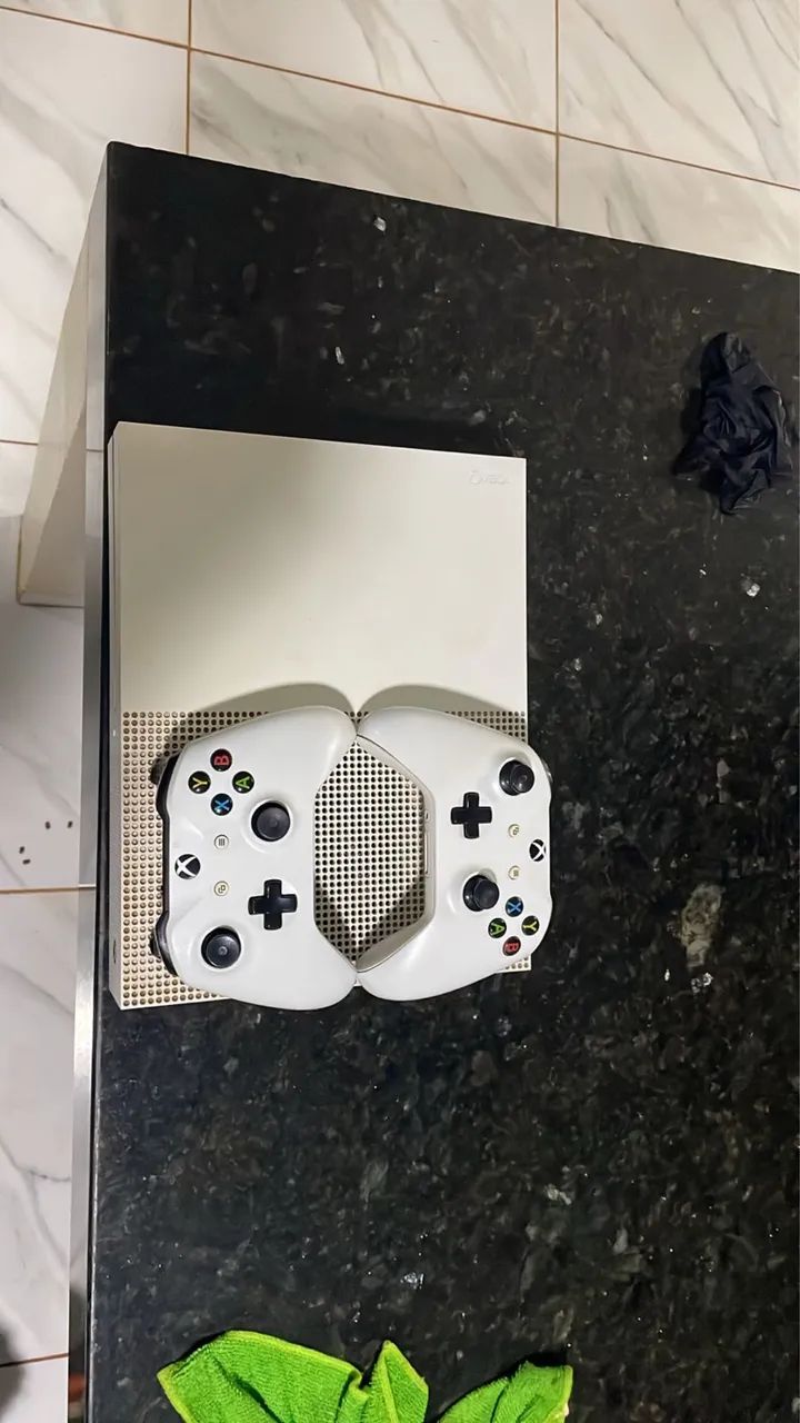 Vendo Xbox One S de 1TB, funcionando perfeitamente e muito bem conservado. - Foto 3