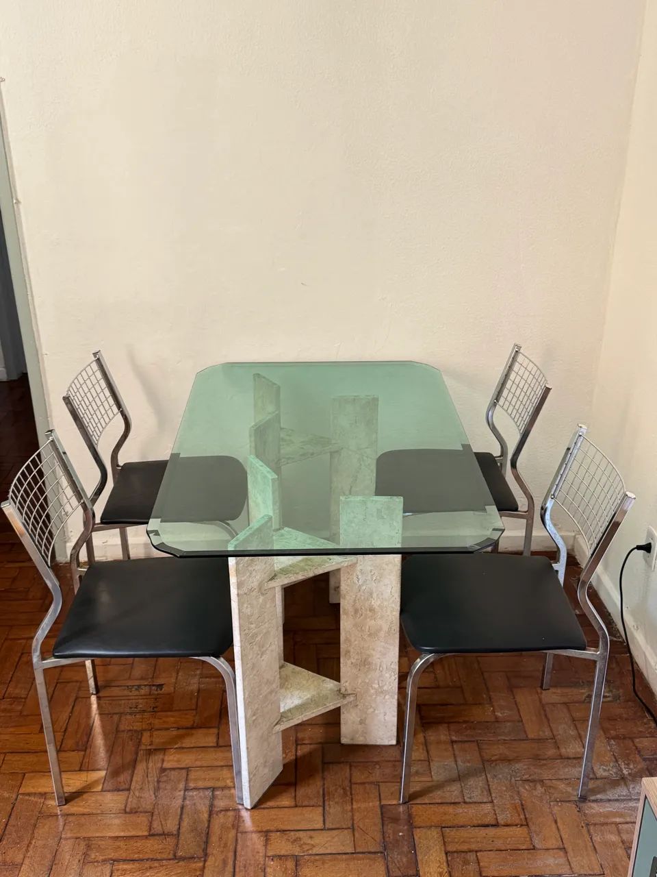 Vendo Mesa de Vidro com 4 cadeiras (Aceito Negociar)