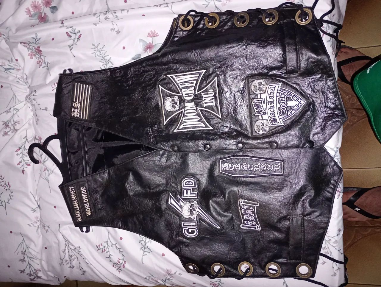 Vendo uma jaqueta de couro nova. Entrego 