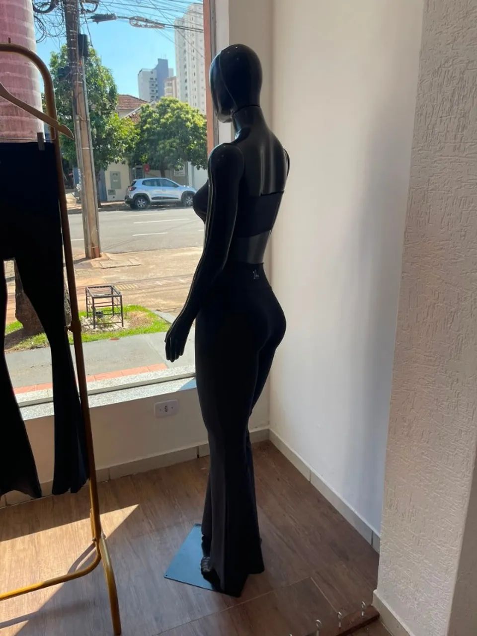 Manequim feminino preto com dois braços - Foto 3