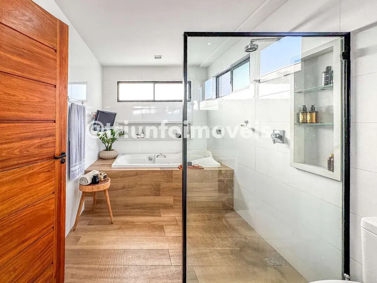 Casa duplex em condomínio com 4 suítes