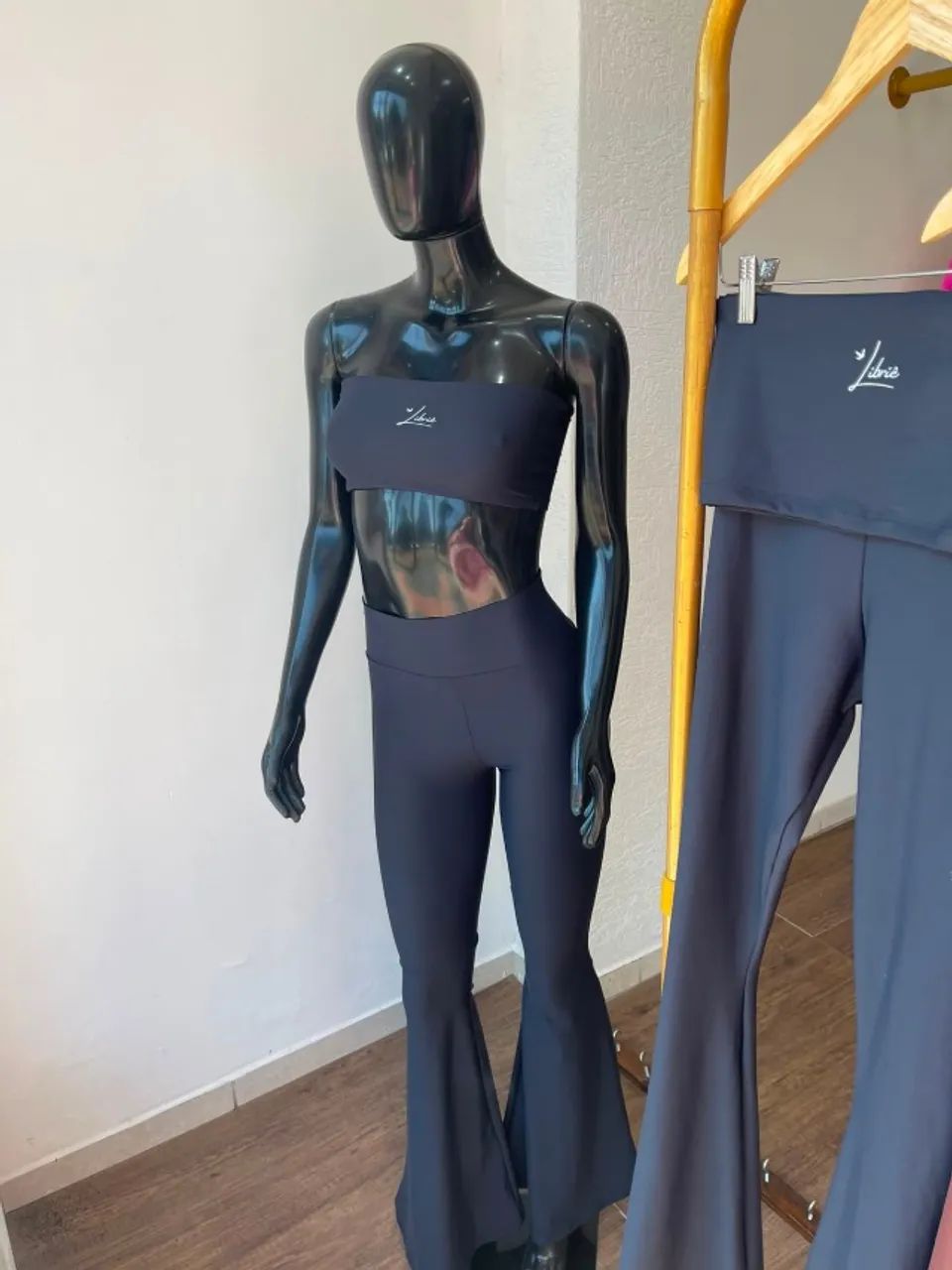 Manequim feminino preto com dois braços
