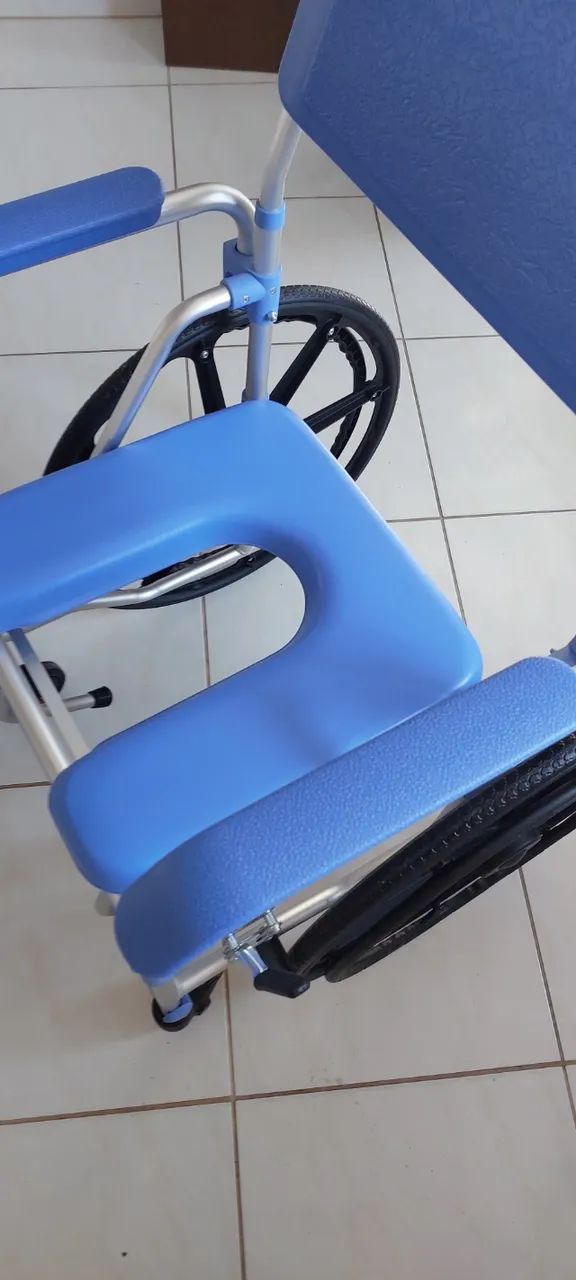? VENDO CADEIRA DE RODAS 2 EM 1 - NOVA! - Foto 2