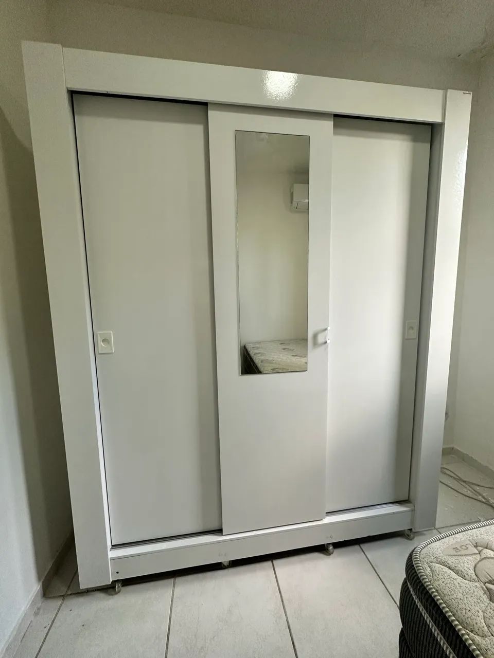 Guarda roupas 3 portas com espelho