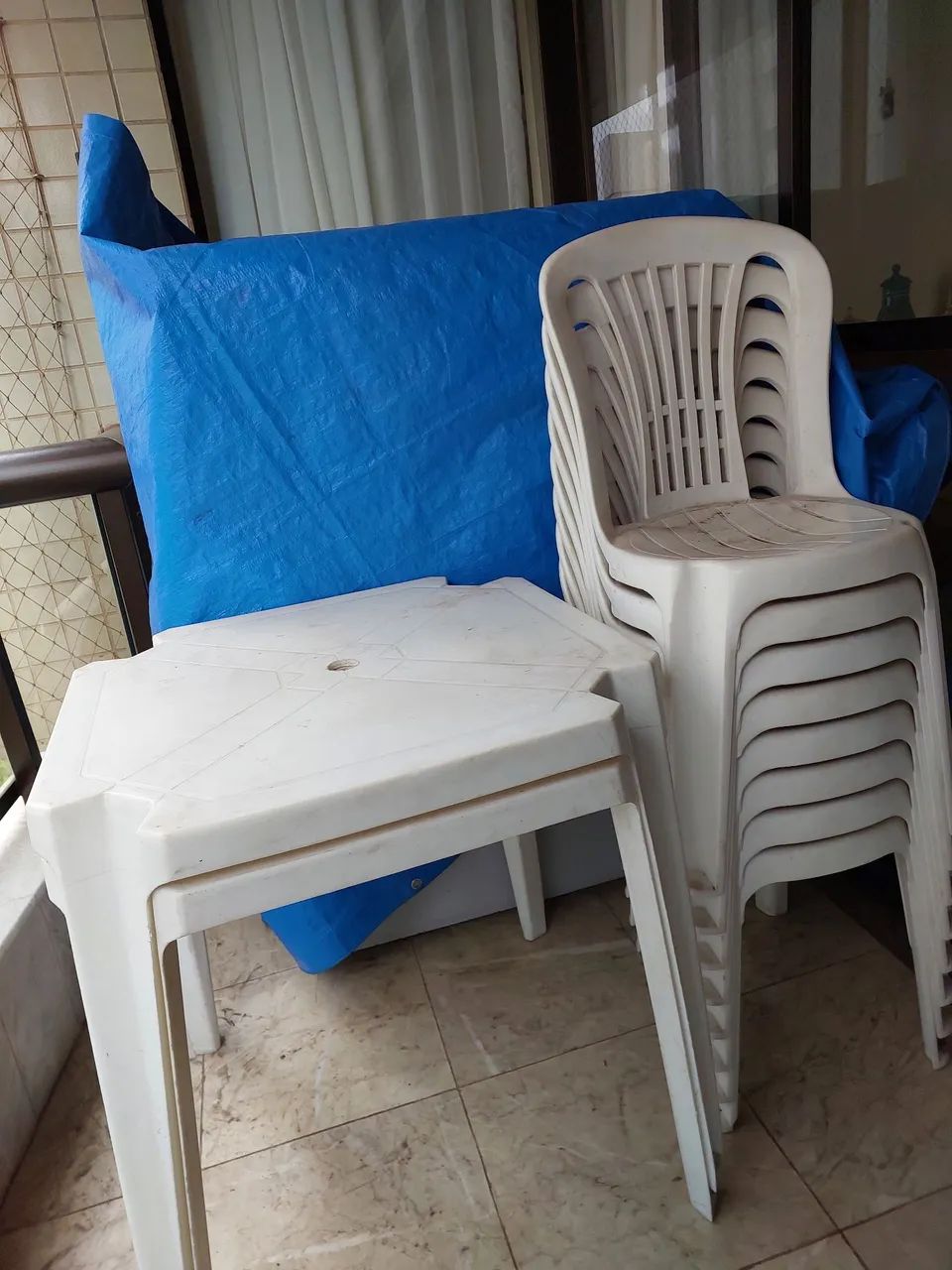 Mesas e cadeiras de plástico