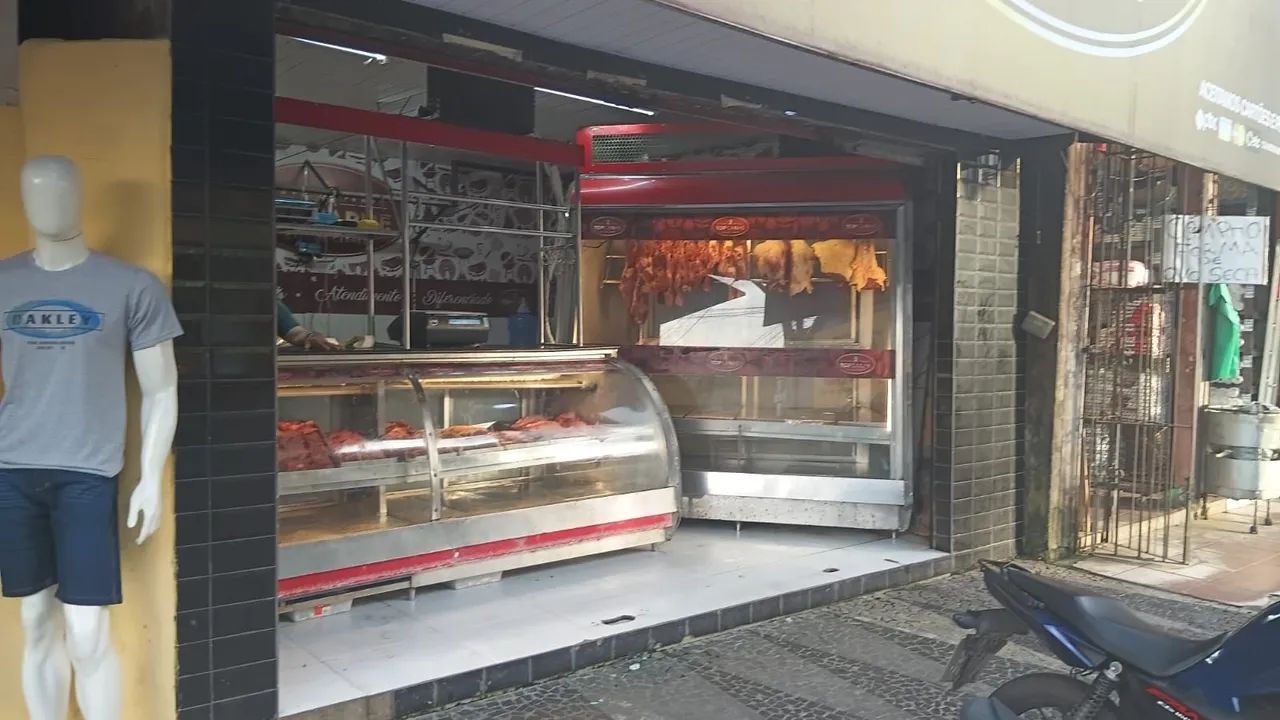 Vitrine para açougue. Gancheira.