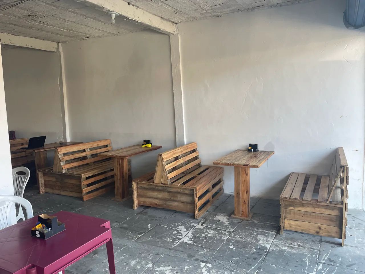 Conjunto de mesas e banco 