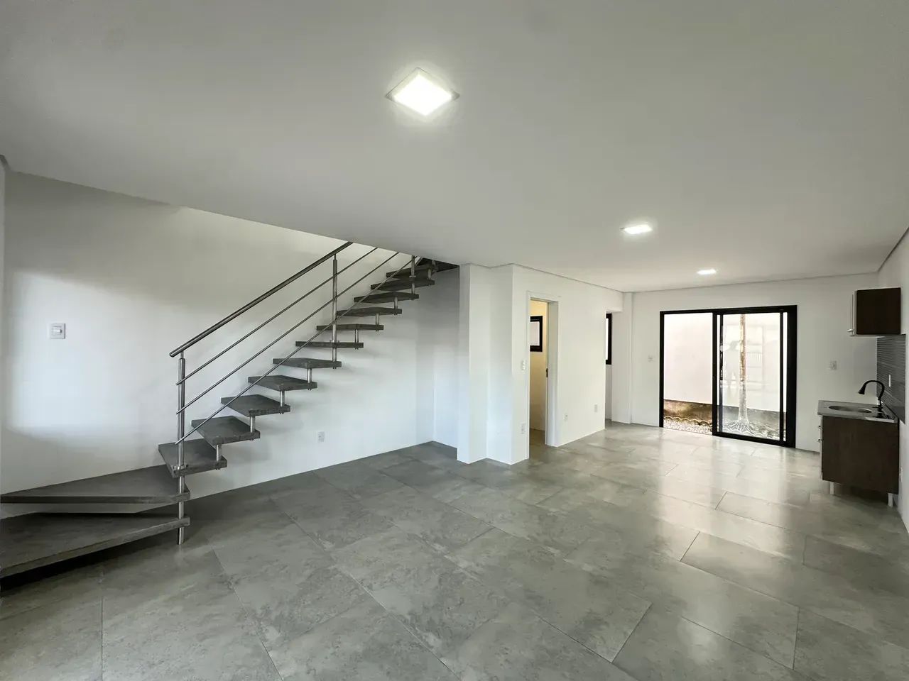 Casa nova com 110m lavabo 2 quartos com uma suíte a 50m do mar no Morro das Pedras em Flor - Foto 3