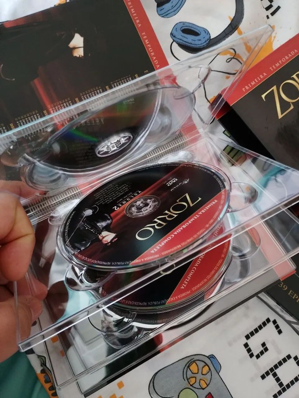 Série Zorro da 1 e 2 T em DVD Original completo com luva Faço Olx