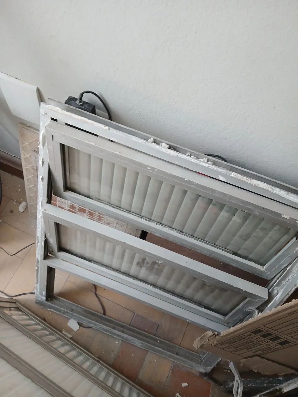 Janelas Basculantes 60/100 e 50/60 - Foto 2