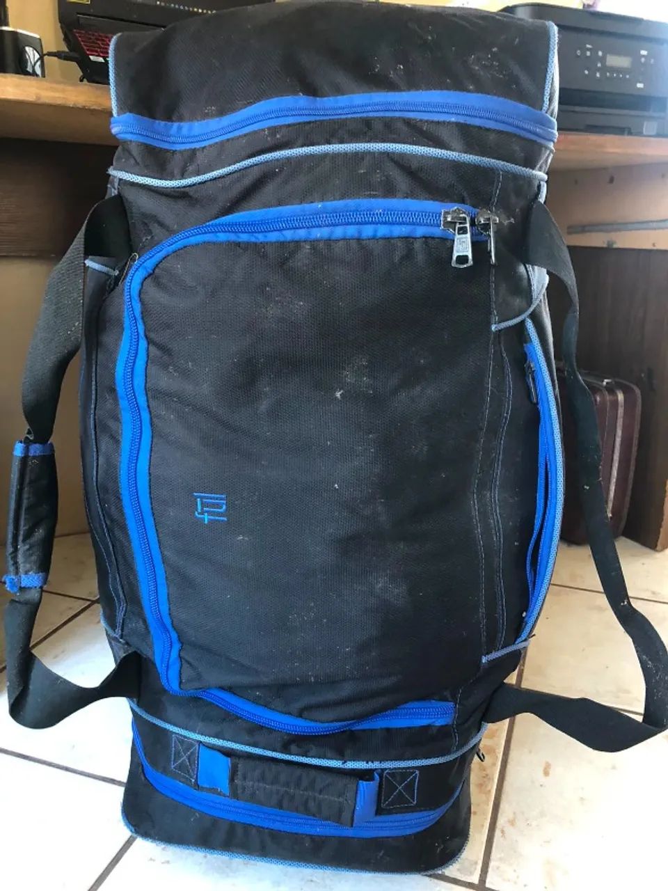 lote de roupa infantil + mala de viagem 