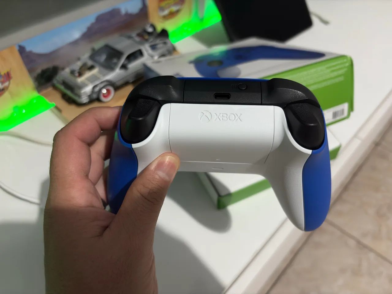 Controle de Xbox azul na caixa - Foto 3
