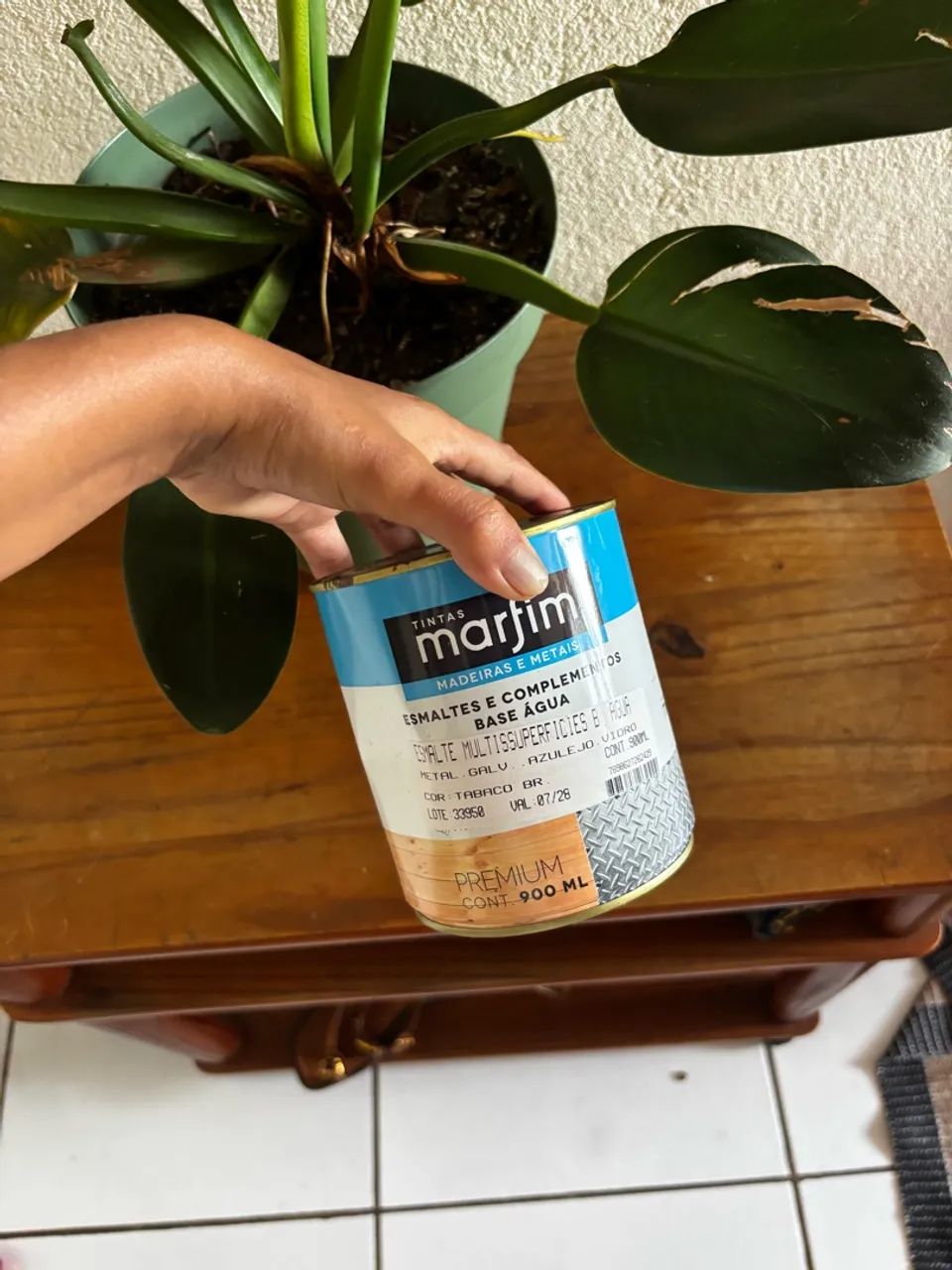 Móvel de madeira com rodinhas 