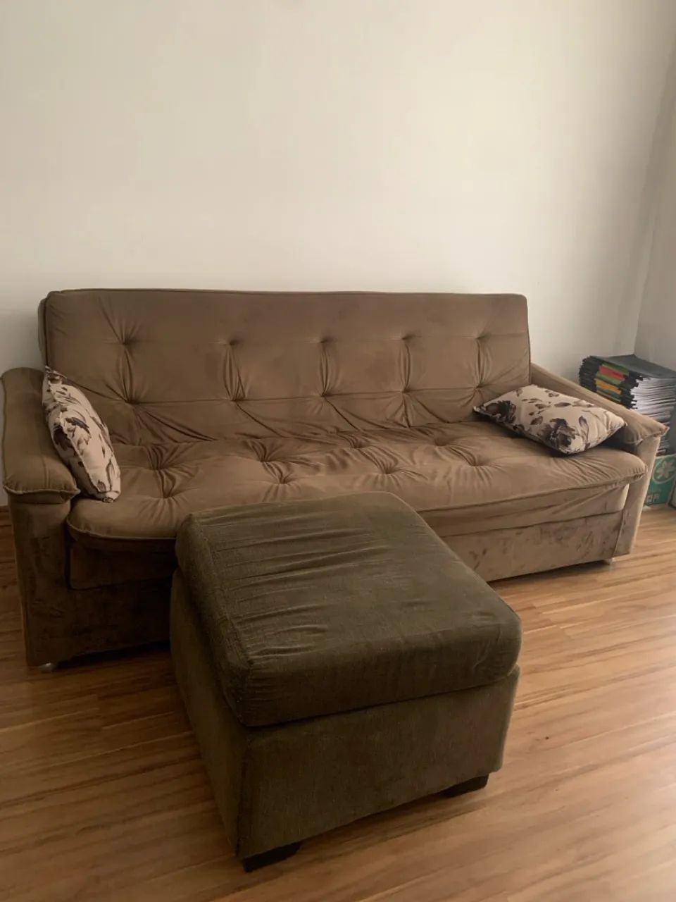 Sofá cama 3 lugares + puff 