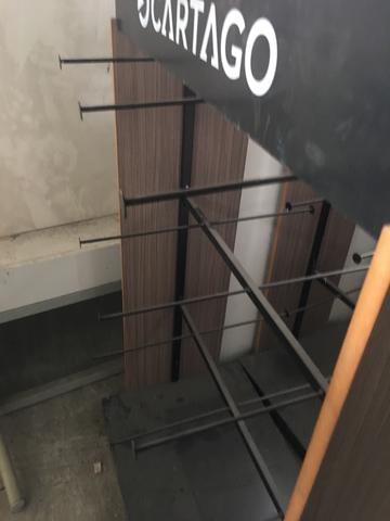 Porta chinelos em madeira com ganchos em ferro - Foto 3