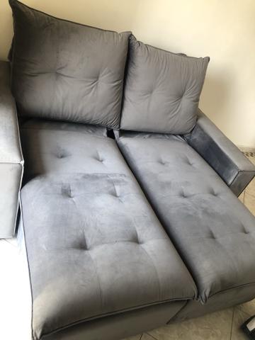 Sofa retrátil e reclinável em suede cinza - Foto 4