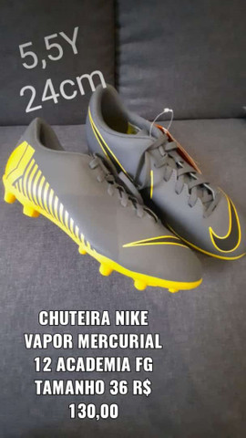 chuteira cinza e amarela