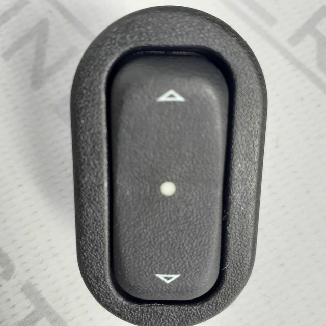 Botão simples do vidro elétrico. Para: Celta/ Corsa/ Montana. Novo.