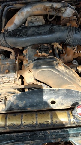 VENDE-SE UMA TOYOTA HILUX ANO 2003