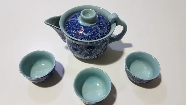 Antigo jogo para chá japonês em azul com folhas brancas