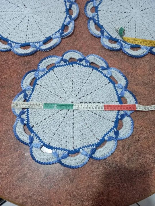 Jogo Americano de crochê - 3 Peças - cinza/azul - 41cm de diâmetro  - Foto 3
