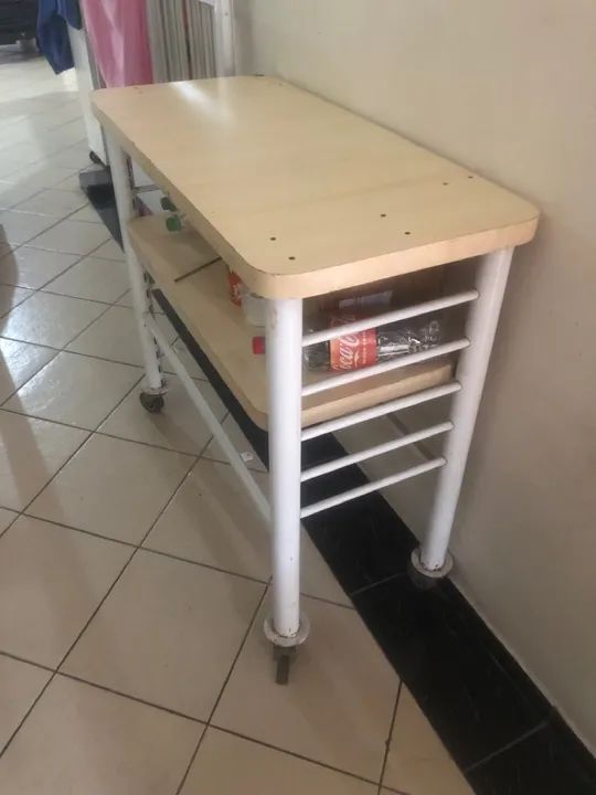 Aparador com rodinhas