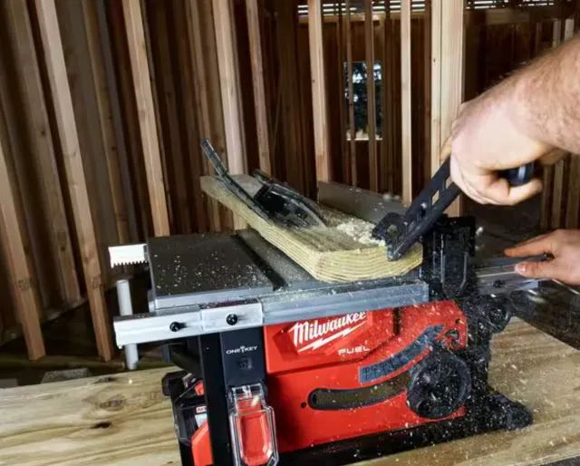 Serra de mesa - Milwaukee com ratreado ( Bateria ) - Foto 6