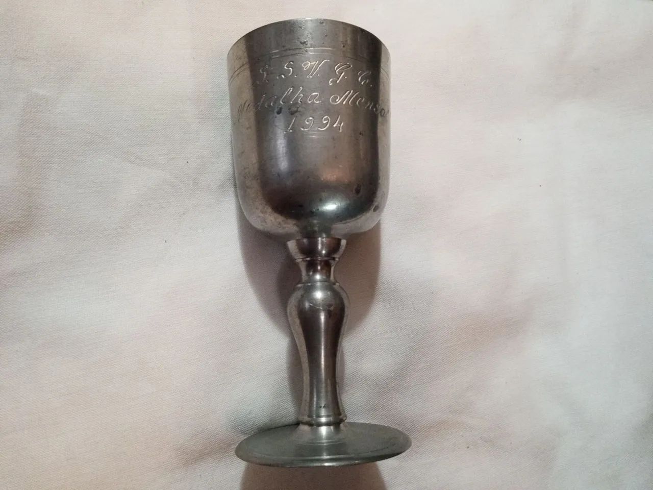 Taça antiga de estanho 